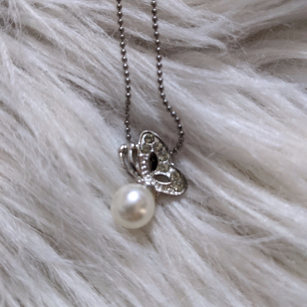 Pearl butterfly silver necklace